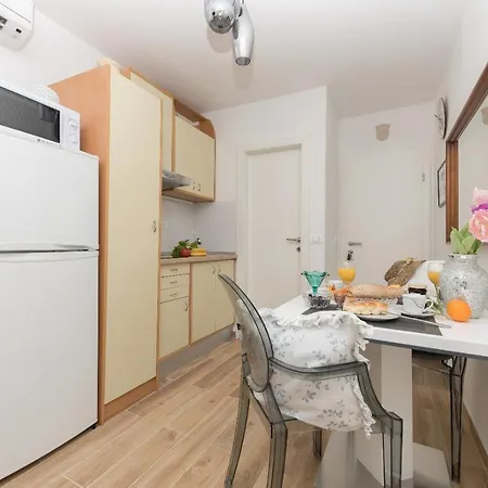 East Side Deluxe Apartament *