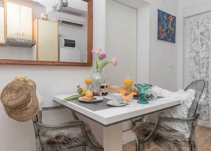 East Side Deluxe * מאקרסקה