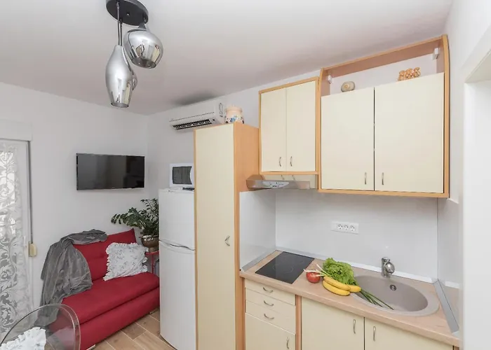 East Side Deluxe מאקרסקה