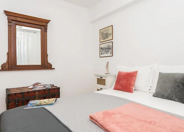 East Side Deluxe מאקרסקה