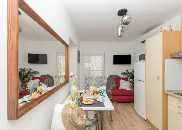 East Side Deluxe * Makarska